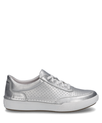 La sneaker argentée se distingue par son matériau lisse et brillant avec des perforations discrètes sur les côtés. Équipée d'un laçage elle offre un look moderne et sportif.