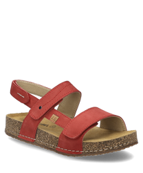 La sandalia es roja y cuenta con un práctico cierre de velcro. Está hecha de un material suave con una suela natural texturizada para mayor comodidad.