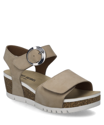 Sandale beige avec fermeture velcro et talon compensé. La sandale est fabriquée en matériau lisse avec des coutures claires et possède une boucle en métal décorative.