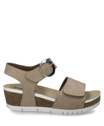 Sandale beige avec fermeture velcro et talon compensé. La sandale est fabriquée en matériau lisse avec des coutures claires et possède une boucle en métal décorative.