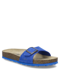 La sandalia en color royal está hecha de un material superior azul con una hebilla de metal como cierre. Tiene una suela de corcho y una suela exterior azul con perfil para mayor agarre.