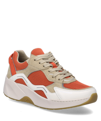 Der Sneaker ist in den Farben Weiß und Rot gestaltet mit einem auffälligen wellenförmigen Design. Er besteht aus einem Materialmix mit Schnürung als Verschluss und einer robusten Sohle für zusätzlichen Komfort.