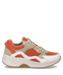 Der Sneaker ist in den Farben Weiß und Rot gestaltet mit einem auffälligen wellenförmigen Design. Er besteht aus einem Materialmix mit Schnürung als Verschluss und einer robusten Sohle für zusätzlichen Komfort.