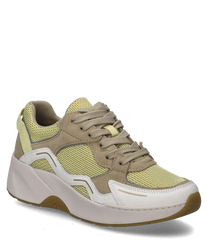 Dieser Sneaker in Weiß-Gelb verfügt über eine Schnürung und besteht aus einem gemusterten Textilmaterial. Der Schuh hat eine dicke weiße Sohle und beige Akzente für einen sportlichen Look.