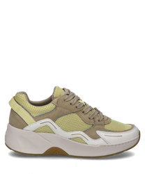 Dieser Sneaker in Weiß-Gelb verfügt über eine Schnürung und besteht aus einem gemusterten Textilmaterial. Der Schuh hat eine dicke weiße Sohle und beige Akzente für einen sportlichen Look.