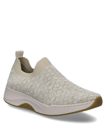 La zapatilla beige cuenta con un cómodo cierre de goma elástica y un material superior texturizado con un patrón de rombos. La suela es robusta y ligeramente perfilada para un agarre óptimo.