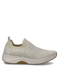 La zapatilla beige cuenta con un cómodo cierre de goma elástica y un material superior texturizado con un patrón de rombos. La suela es robusta y ligeramente perfilada para un agarre óptimo.