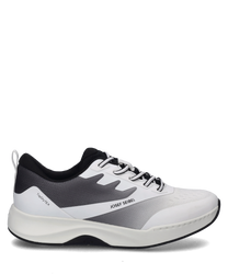 Deze sneaker in zwart-combinatie heeft een vetersluiting en is gemaakt van hoogwaardig ademend materiaal. Opvallend is het contrasterende ontwerp met een combinatie van zwarte en witte elementen.