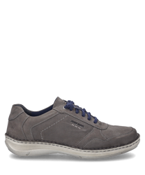 La chaussure basse de couleur asphalte est fabriquée en un matériau gris lisse avec des lacets bleus. Elle se distingue par une semelle robuste et des coutures discrètes.