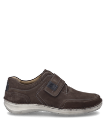 Der Halbschuh in der Farbe Espresso besteht aus hochwertigem Leder und verfügt über einen praktischen Klettverschluss. Der Schuh zeichnet sich durch sein schlichtes Design und die robuste Sohle aus ideal für den täglichen Gebrauch.