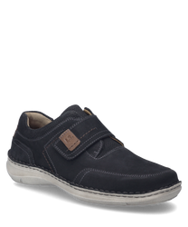 La scarpa mezza chiusa in pelle di colore blu scuro è dotata di una pratica chiusura in velcro. Le cuciture a contrasto e la suola chiara e comoda conferiscono alla scarpa un aspetto moderno.