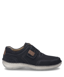 La scarpa mezza chiusa in pelle di colore blu scuro è dotata di una pratica chiusura in velcro. Le cuciture a contrasto e la suola chiara e comoda conferiscono alla scarpa un aspetto moderno.