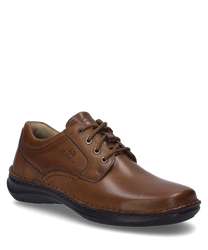 La scarpa in colore cognac è realizzata in pelle liscia di colore marrone chiaro con una chiusura a lacci. Caratteristiche particolari sono le cuciture fini e la suola robusta e scura che conferiscono alla scarpa un aspetto elegante e allo stesso tempo cas
