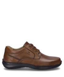 La scarpa in colore cognac è realizzata in pelle liscia di colore marrone chiaro con una chiusura a lacci. Caratteristiche particolari sono le cuciture fini e la suola robusta e scura che conferiscono alla scarpa un aspetto elegante e allo stesso tempo cas