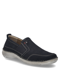 Dunkelblauer Slipper aus glattem Material mit sichtbaren Ziernähten und elastischem Gummizug. Der Schuh hat eine leicht profilierte Sohle in hellem Grau die für zusätzlichen Komfort sorgt.