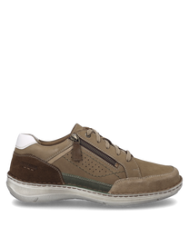 La chaussure basse en couleur sable-multi est composée d'un matériau supérieur perforé de couleur brun clair avec des accents brun foncé et verts. Elle dispose d'un laçage et d'une bande de fermeture éclair décorative qui donne à la chaussure un look sport
