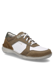 La scarpa mezza in bianco-multi si presenta con un design sportivo combinato da elementi in pelle bianchi e marroni. Caratteristiche particolari sono la chiusura con lacci e le cuciture decorative a contrasto che conferiscono alla scarpa un tocco moderno.