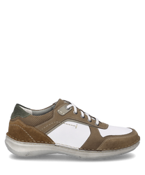La scarpa mezza in bianco-multi si presenta con un design sportivo combinato da elementi in pelle bianchi e marroni. Caratteristiche particolari sono la chiusura con lacci e le cuciture decorative a contrasto che conferiscono alla scarpa un tocco moderno.