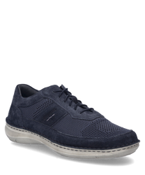 La scarpa è di colore indaco e presenta una chiusura con lacci. La tomaia è realizzata in una combinazione di pelle e mesh traspirante conferendo alla scarpa un aspetto moderno.