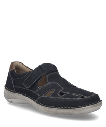 Scarpa mezza blu scuro con chiusura in velcro realizzata in materiale robusto. La scarpa ha cuciture decorative e aperture per l'aria che garantiscono traspirabilità.