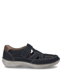 Scarpa mezza blu scuro con chiusura in velcro realizzata in materiale robusto. La scarpa ha cuciture decorative e aperture per l'aria che garantiscono traspirabilità.