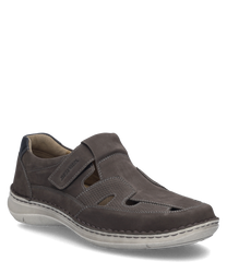 La chaussure basse de couleur granit est fabriquée dans un matériau doux et durable et dispose d'une fermeture velcro pratique. Les caractéristiques particulières comprennent des découpes respirantes sur les côtés et une semelle claire contrastante.
