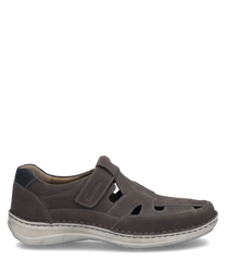 La chaussure basse de couleur granit est fabriquée dans un matériau doux et durable et dispose d'une fermeture velcro pratique. Les caractéristiques particulières comprennent des découpes respirantes sur les côtés et une semelle claire contrastante.
