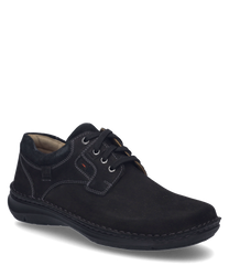 El zapato está hecho de material negro y cuenta con un sistema de cordones. Las características especiales son la fina costura y el discreto bordado del logo en el costado.