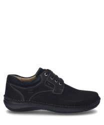 El zapato está hecho de material negro y cuenta con un sistema de cordones. Las características especiales son la fina costura y el discreto bordado del logo en el costado.