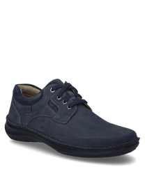 La scarpa è realizzata in pelle blu indaco e presenta una chiusura con lacci. La scarpa ha una suola robusta e scura e dettagli di cucitura discreti che le conferiscono un aspetto classico.
