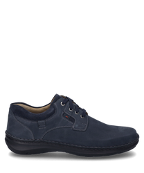 La scarpa è realizzata in pelle blu indaco e presenta una chiusura con lacci. La scarpa ha una suola robusta e scura e dettagli di cucitura discreti che le conferiscono un aspetto classico.