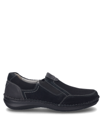 Czarny slipper z gumką wykonany z mieszanki materiałów z teksturowanym materiałem i zamszem oraz kontrastującymi szwami.