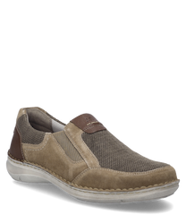 Ein Slipper in sand-kombi Farbe mit einem Gummizugverschluss gefertigt aus Wildleder mit Mesh-Einsätzen für Atmungsaktivität. Der Schuh hat einen braunen Fersenbereich und eine helle Sohle für zusätzlichen Komfort.