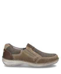 Ein Slipper in sand-kombi Farbe mit einem Gummizugverschluss gefertigt aus Wildleder mit Mesh-Einsätzen für Atmungsaktivität. Der Schuh hat einen braunen Fersenbereich und eine helle Sohle für zusätzlichen Komfort.