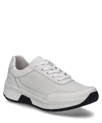 Le sneaker blanc se distingue par son design épuré et sa surface perforée qui assure une respirabilité optimale. La chaussure est dotée de lacets et d'une semelle robuste offrant un maintien optimal.