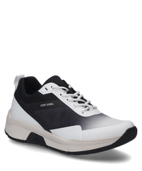 This black and white sneaker features lacing and is made from high-quality breathable material. The contrasting design stands out with a modern and sporty look.