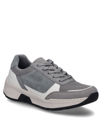 La sneaker est gris clair avec une tige en daim et en mesh. Elle dispose d'un laçage et de détails d'accent en blanc et gris sur le côté.