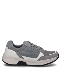 La sneaker est gris clair avec une tige en daim et en mesh. Elle dispose d'un laçage et de détails d'accent en blanc et gris sur le côté.