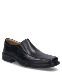El mocasín negro está hecho de cuero brillante y tiene un cómodo cierre de goma elástica. El zapato se caracteriza por su superficie lisa y la discreta costura.