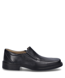 El mocasín negro está hecho de cuero brillante y tiene un cómodo cierre de goma elástica. El zapato se caracteriza por su superficie lisa y la discreta costura.