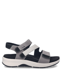 Cette sandale grise dispose d'une fermeture velcro pratique et présente une combinaison de différentes nuances de gris. Elle est fabriquée dans un matériau doux qui allie confort et style.