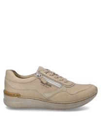 Beżowy sneaker z sznurówką zachwyca swoim miękkim gładkim materiałem i jasnymi szwami. Wyrazisty jest boczny zamek błyskawiczny który nadaje butowi nowoczesny i praktyczny detal.