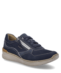 La sneaker nel colore Ocean è realizzata in materiale morbido e presenta una chiusura con lacci. Caratteristiche particolari sono le cuciture a contrasto e la suola discreta che conferiscono alla scarpa un aspetto sportivo.