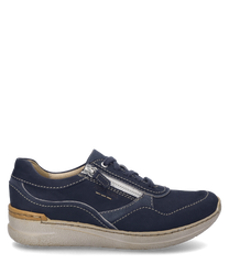 La sneaker nel colore Ocean è realizzata in materiale morbido e presenta una chiusura con lacci. Caratteristiche particolari sono le cuciture a contrasto e la suola discreta che conferiscono alla scarpa un aspetto sportivo.