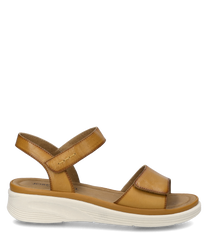 De sandaal in de kleur Amber heeft een comfortabele klittenbandsluiting en is gemaakt van hoogwaardig materiaal. Het heeft een minimalistisch ontwerp met een platte witte zool.