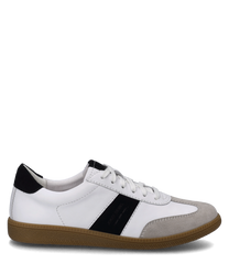 The sneaker in white-black stands out with its smooth material and contrasting colors. It features lacing and a beige-gray tip giving it a modern and sporty look.