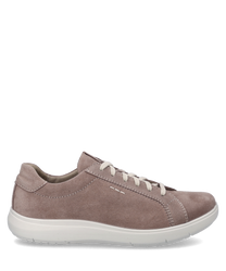 Der Sneaker in Altrosa besteht aus weichem Wildleder und verfügt über eine weiße Schnürung. Die flache Sohle und die dezente Naht verleihen ihm ein elegantes modernes Aussehen.