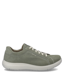 De sneaker in de kleur riet is gemaakt van zacht suède en heeft een witte vetersluiting. De schoen heeft een eenvoudige elegante uitstraling met een platte witte zool.