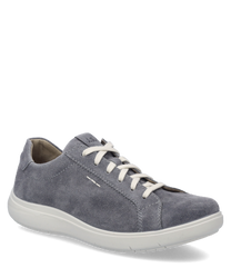 La zapatilla en color asfalto está hecha de suave ante y cuenta con un clásico sistema de cordones. La suela blanca y la costura discreta en el lateral le dan al zapato un aspecto moderno y elegante.