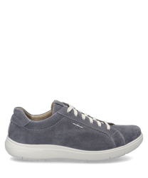 La zapatilla en color asfalto está hecha de suave ante y cuenta con un clásico sistema de cordones. La suela blanca y la costura discreta en el lateral le dan al zapato un aspecto moderno y elegante.